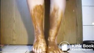 Mature bbw smearing shit on her feet and legs