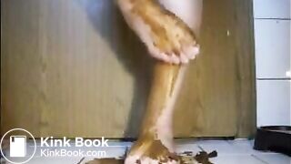 Mature bbw shitting and smear it on her feet