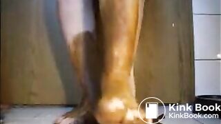 Mature bbw shitting and smear it on her feet