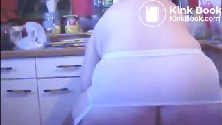 Mature bbw shitting on her bra and wearing it