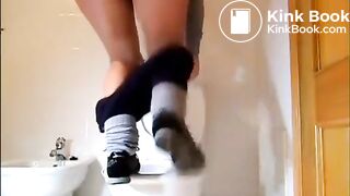 Girl with beautiful big ass pooping