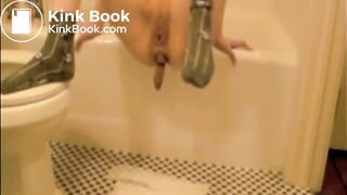 Blonde teen showing us how she shitting