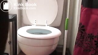 Blonde's big toilet poop
