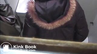 fiser och krystar ut en segkorv