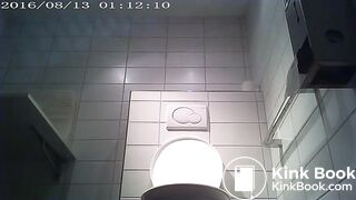 gravid trycker på bajset
