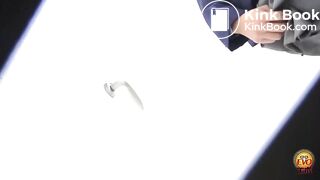 börjar med at fisa sen krystar hon