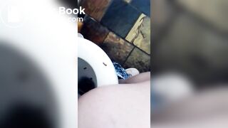 Elle chie puis lèche son étron - ThisVidcom