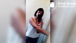 Elle chie puis lèche son étron - ThisVidcom