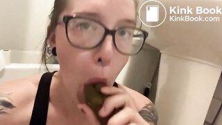 Misellie poops and plays