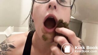 Misellie poops and plays