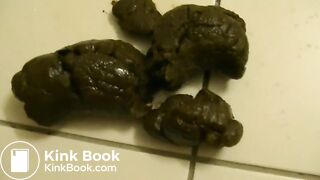 Maria poops very close up