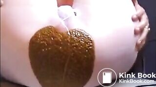 This woman shitting diarrhea on pantyhose