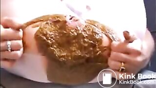 This woman shitting diarrhea on pantyhose