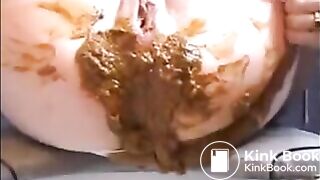 This woman shitting diarrhea on pantyhose