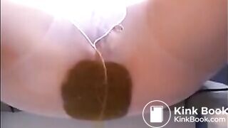 This woman shitting diarrhea on pantyhose