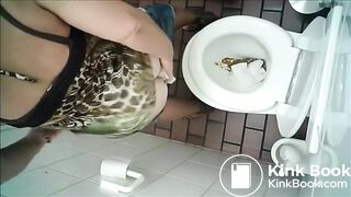 Woman caught shitting diarrhea in the public toilet