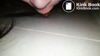 Chink Slave Jua sammelt Scheiße auf mit Ihrer Zunge