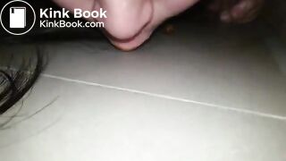 Chink Slave Jua sammelt Scheiße auf mit Ihrer Zunge