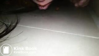 Chink Slave Jua sammelt Scheiße auf mit Ihrer Zunge