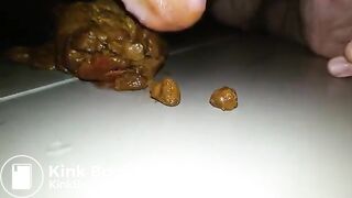 Chink Slave Jua sammelt Scheiße auf mit Ihrer Zunge