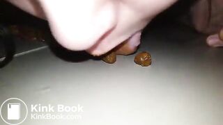 Chink Slave Jua sammelt Scheiße auf mit Ihrer Zunge