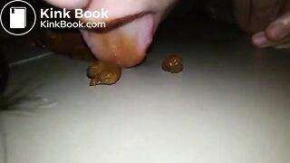 Chink Slave Jua sammelt Scheiße auf mit Ihrer Zunge