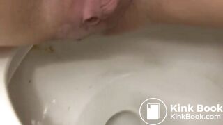 Elle se filme en allant faire caca sur le pot