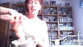 Mature lady shitting and playing with a dirty dildo