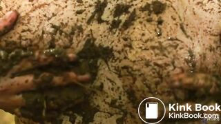 Milena Shaking orgasms in the dung