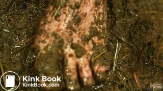 Milena Shaking orgasms in the dung