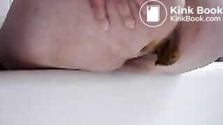 poop - Chunky mama has gooey BM WowPoopcom