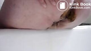 poop - Chunky mama has gooey BM WowPoopcom