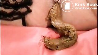 Vintage mature whore shittin and pees close-up