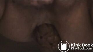 Un bon gros caca tout dur et bien parfumé lui sort de l'anus après avoir pissé