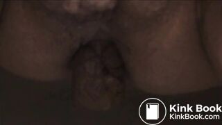 Un bon gros caca tout dur et bien parfumé lui sort de l'anus après avoir pissé