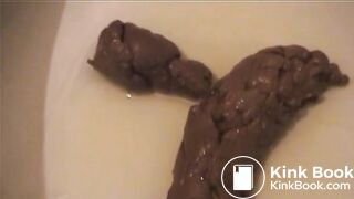 Un bon gros caca tout dur et bien parfumé lui sort de l'anus après avoir pissé