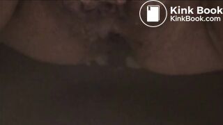 Un bon gros caca tout dur et bien parfumé lui sort de l'anus après avoir pissé