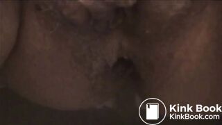 Un bon gros caca tout dur et bien parfumé lui sort de l'anus après avoir pissé