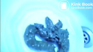 Milf shitting on a plate in the bathtub