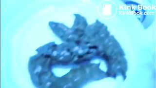 Milf shitting on a plate in the bathtub