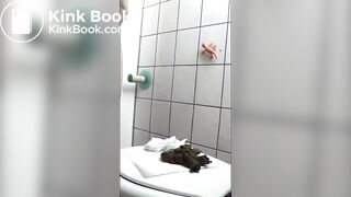 Kim drops a huge load on her toilet seat