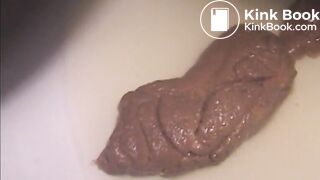 Un beau gros caca tout dur lui sort du cul, sa chatte est trempée