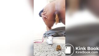 Big ass babe shitting