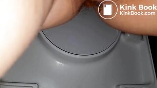 Elle chie et elle pisse aux toilettes