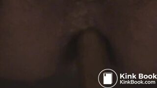 Assise sur le pot, elle filme son cul qui se soulage