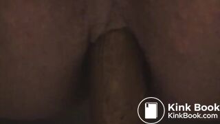 Assise sur le pot, elle filme son cul qui se soulage