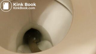 Ma nana sur le pot se filme pendant qu'elle fait caca