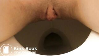 Ma nana sur le pot se filme pendant qu'elle fait caca