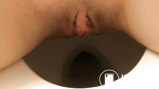 Ma nana sur le pot se filme pendant qu'elle fait caca