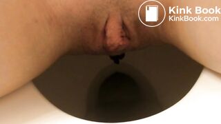 Ma nana sur le pot se filme pendant qu'elle fait caca